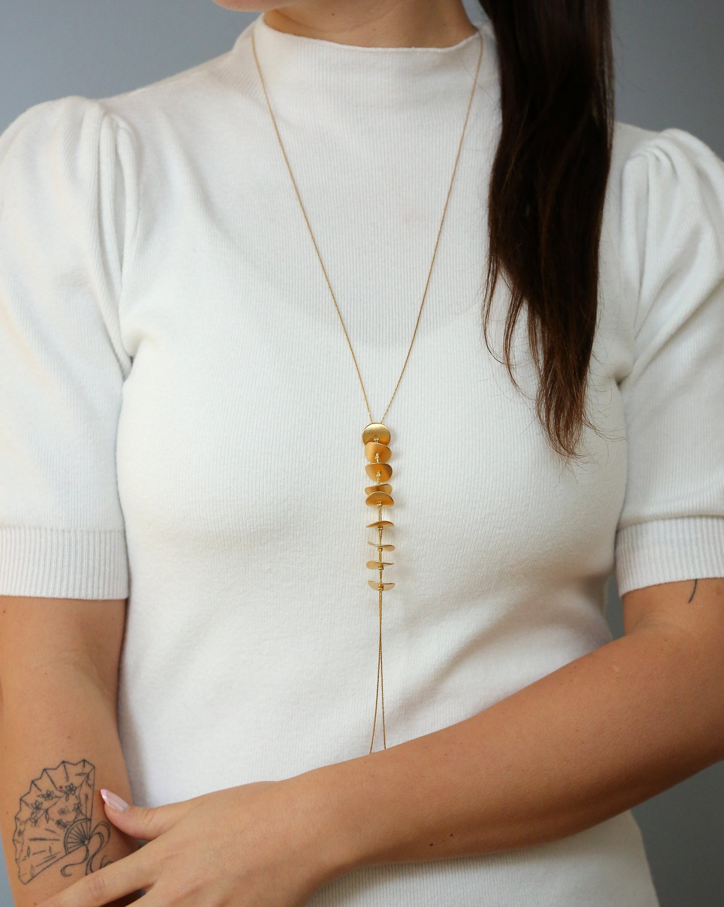 שרשרת ארוכה עם תליוני פעמונים בציפוי זהב