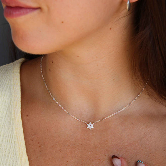 שרשרת מגן דוד עם אבני זרקון קטנות