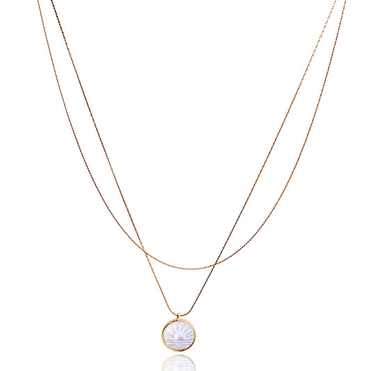 שרשרת כפולה עם תליון לבן חריטת שמש בציפוי זהב