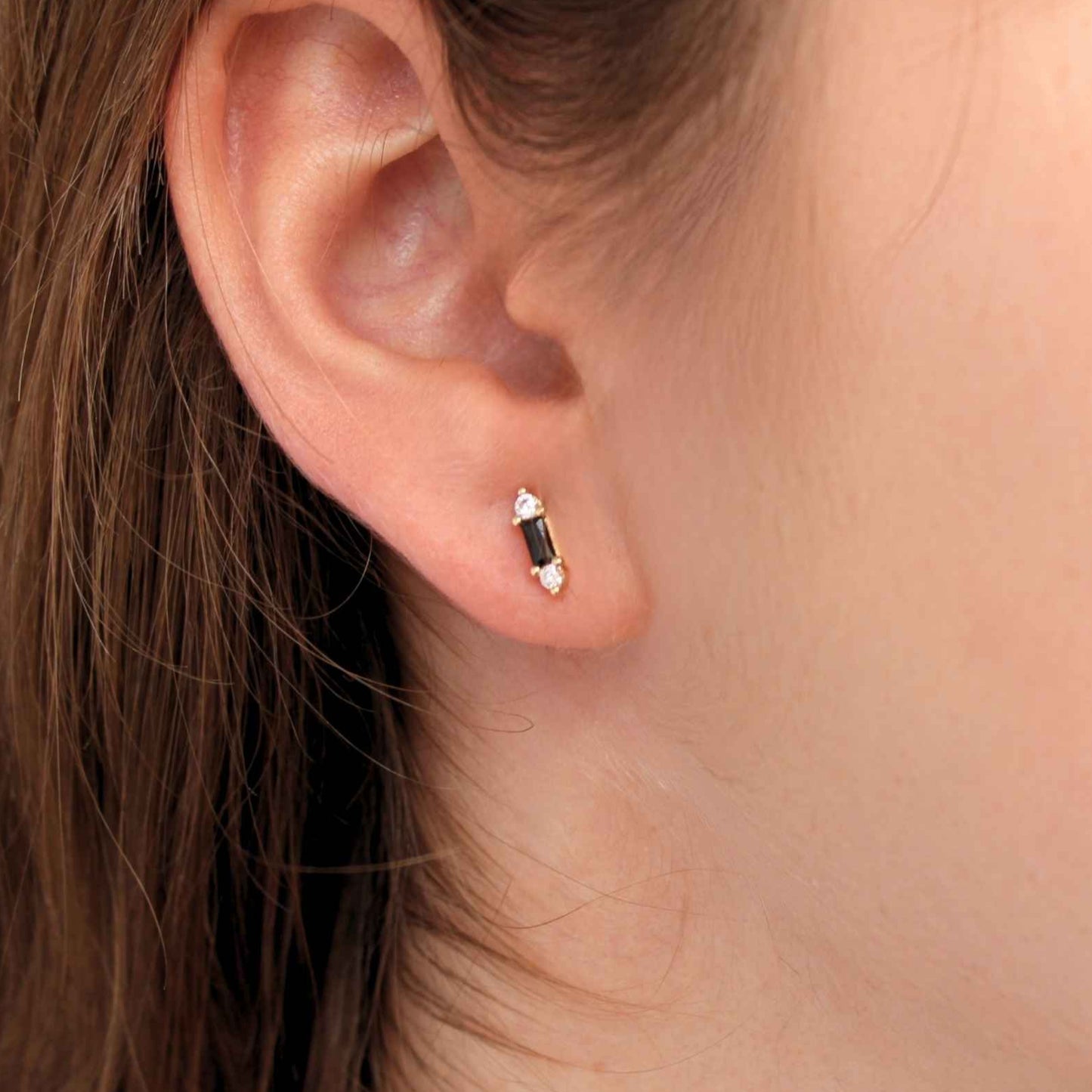 עגיל צמוד מלבני משובץ זרקון נוצץ ושחור