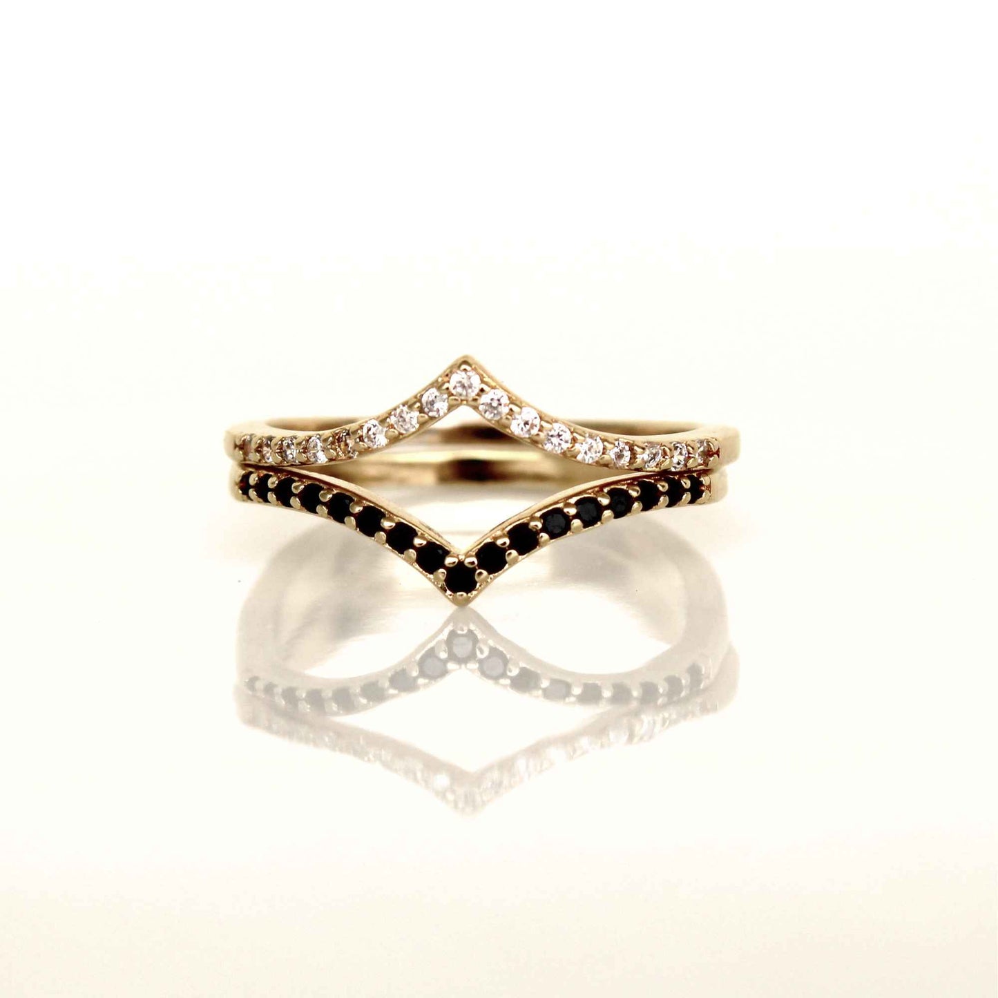 טבעות זהב משובצות בצורת וי