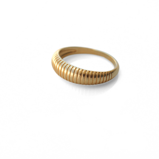 טבעת זהב עבה עם חריצים דקורטיביים  / שלי