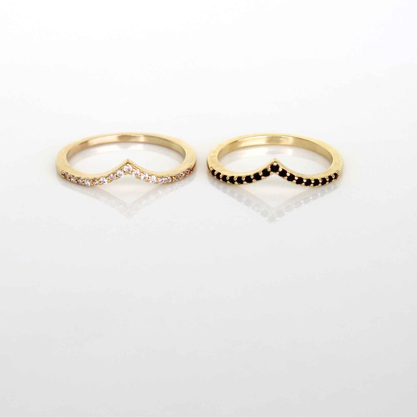 טבעת וי זהב משובצת זירקונים