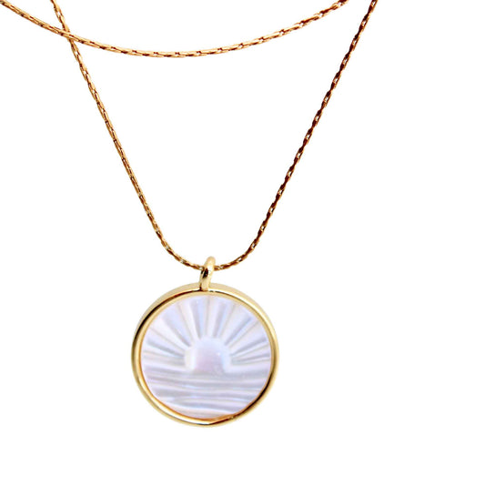 תליון עגול לבן עם חריטת שמש על שרשרת עדינה מזהב