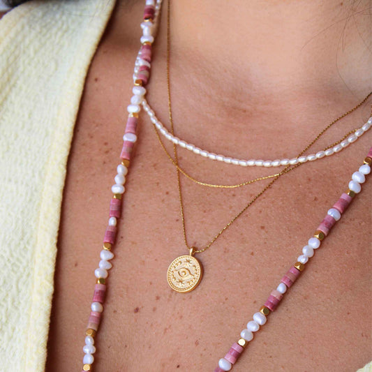 שרשרת שכבות זהב עם פנינים ותליון מטבע / לונה