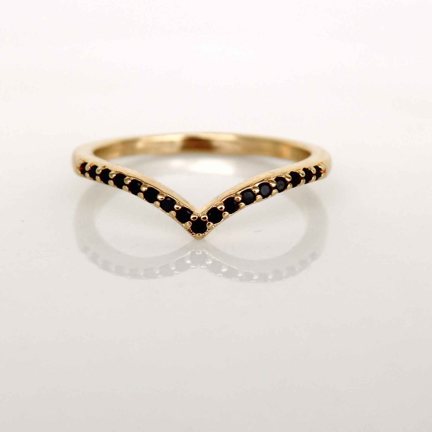 טבעת וי זהב משובצת זירקונים