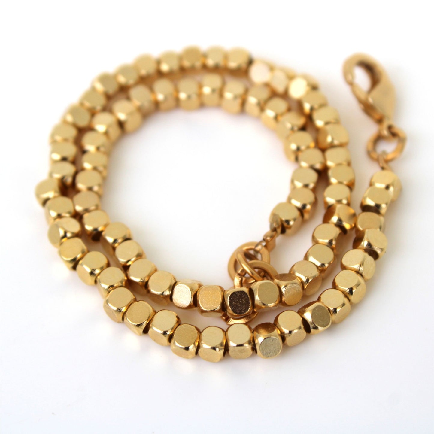 צמיד רגל לבה שחורה וזהב – תכשיט בעבודת יד