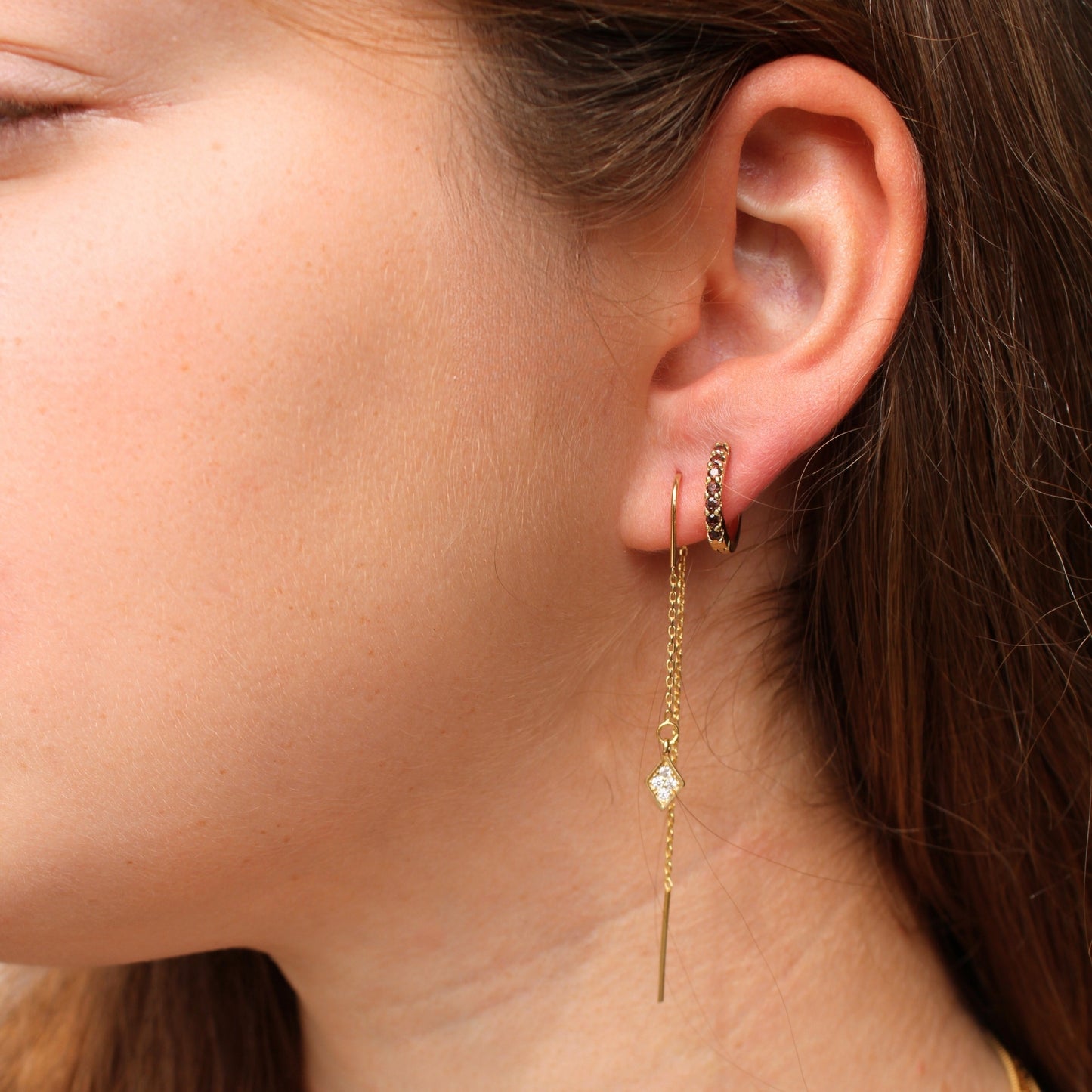 סט עגילים מוזהבים חישוק משובץ, עגיל צמוד עם אבן, עגיל שרשרת עם תליון, ועגיל חוליות – עיצוב לאוזן עם כמה חורים