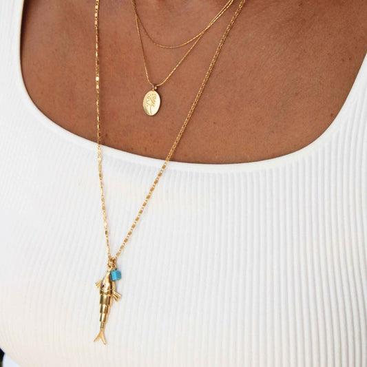 שרשרת אופנתית עם תליון דג מוזהב ועין כתומה