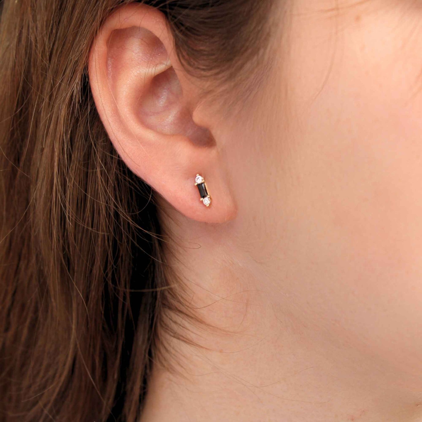 עגיל צמוד בודד מושלם בזהב ושחור