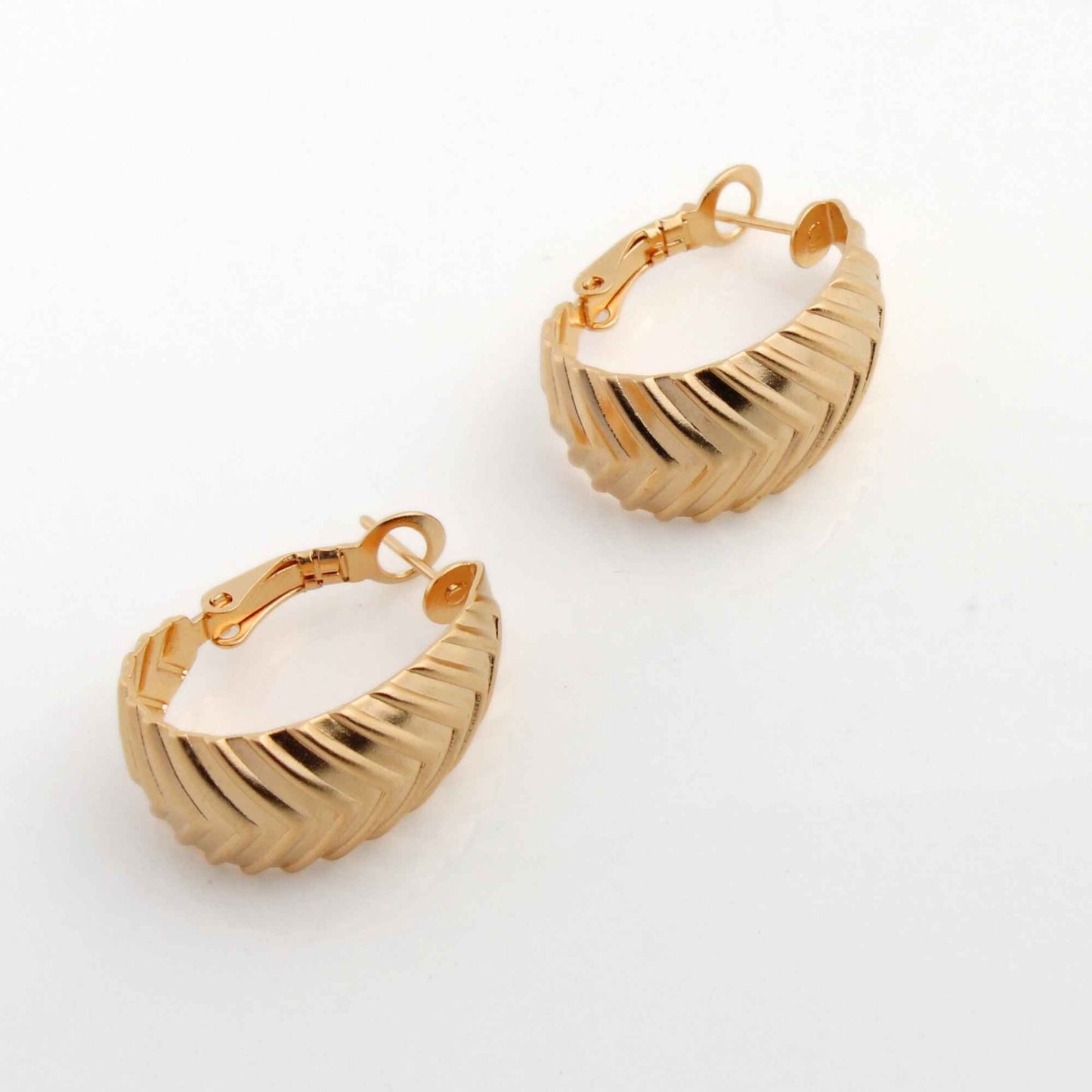 עגילי חישוק אובלים טקסטורה