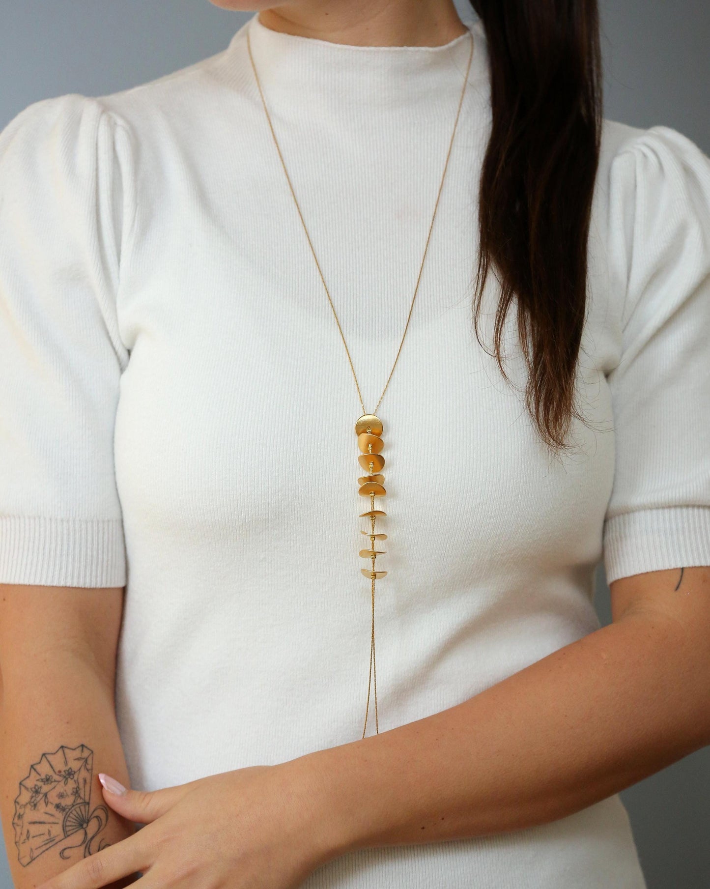 שרשרת ארוכה עם תליוני פעמונים בציפוי זהב