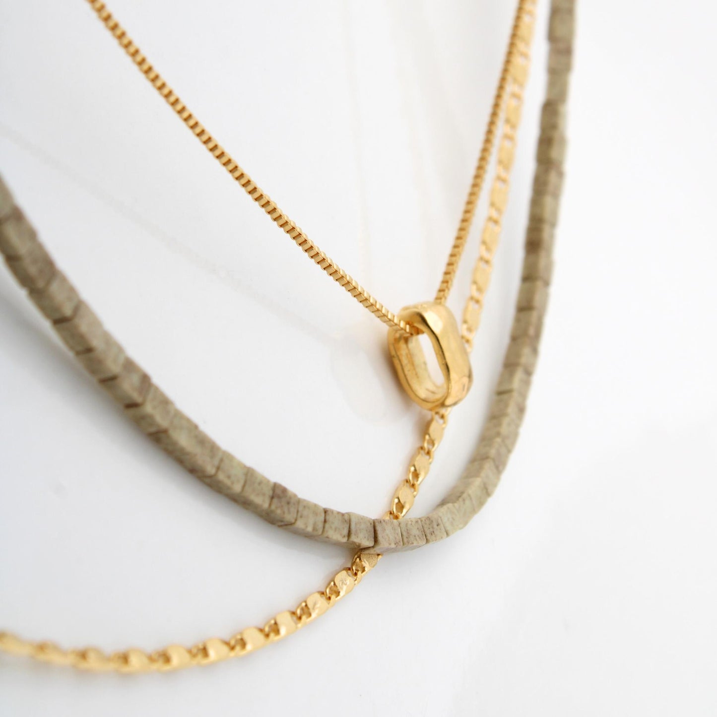 שרשרת שכבות זהב ואבנים / בלה