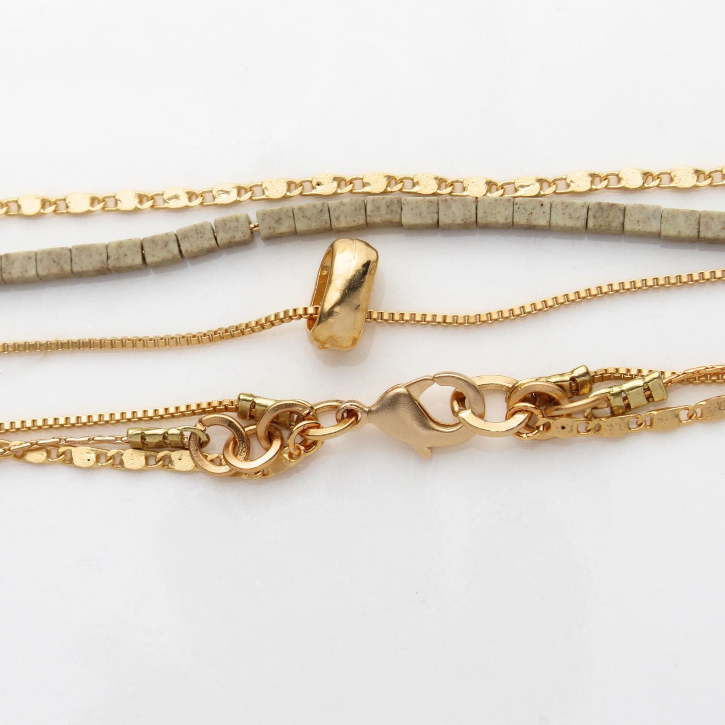 שרשרת שכבות זהב ואבנים / בלה