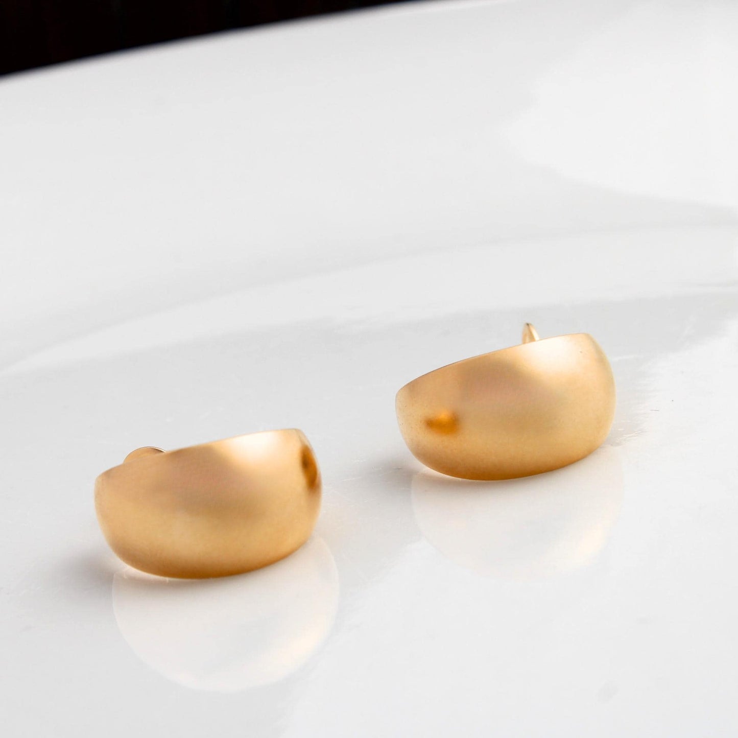 עגילים מצופי זהב ליום יומי