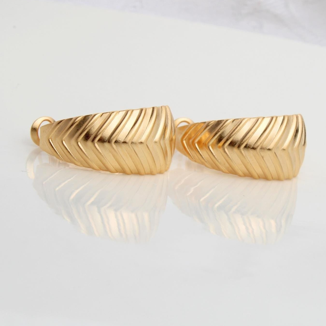 עגילי חישוק בציפוי זהב עם טקסטורה אלכסונית