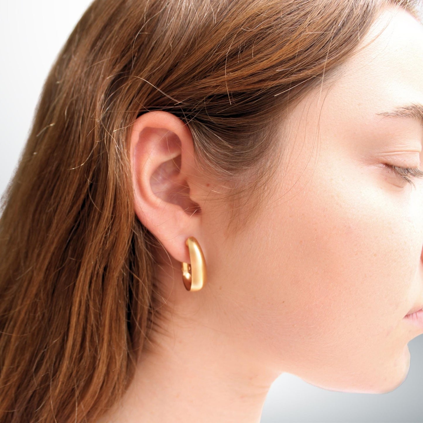 עגילי חישוק נוחים בעיצוב אובלי