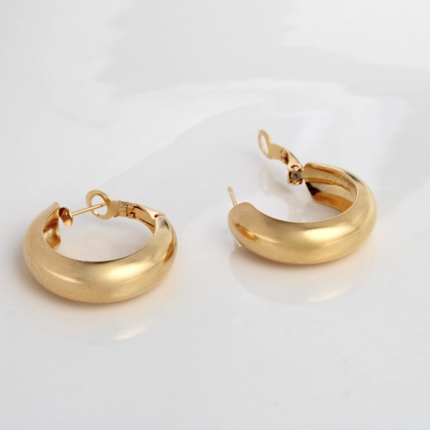 עגילים חלקים לנשים במראה מודרני