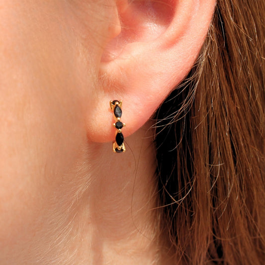 עגילים משובצים אבן שחורה