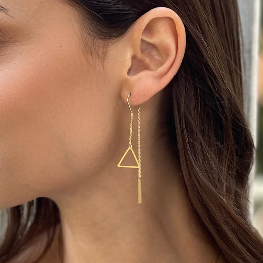 עגילים גיאומטריים בעיצוב מינימליסטי