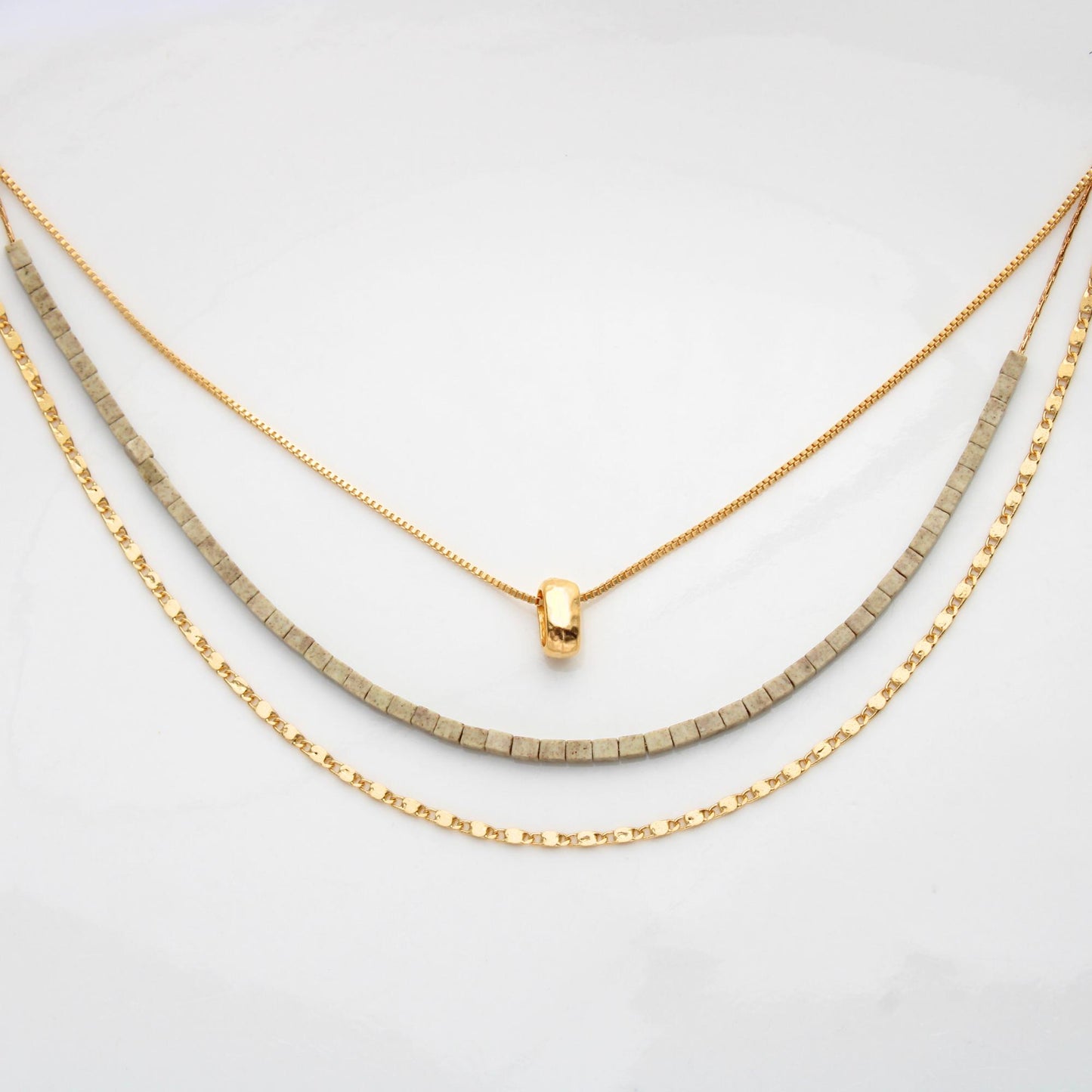 שרשרת שכבות זהב ואבנים / בלה