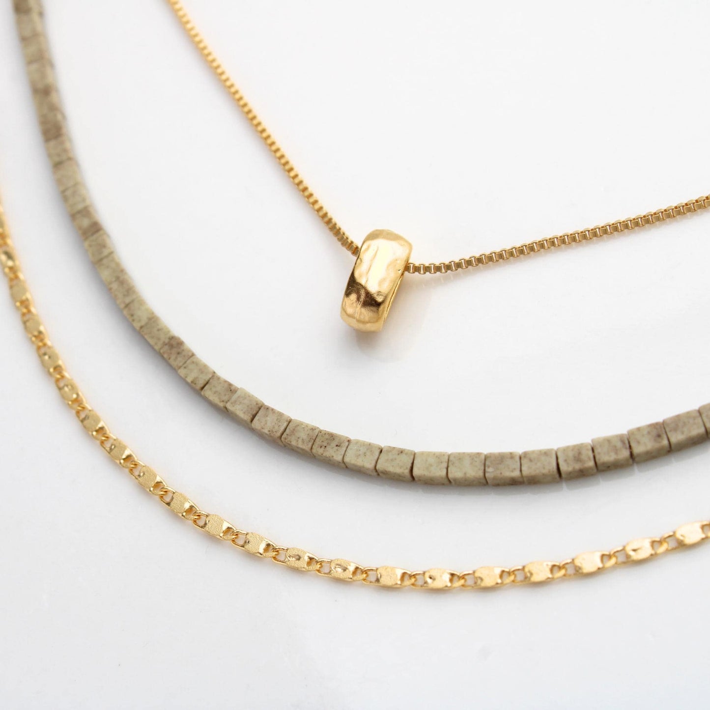 שרשרת שכבות זהב ואבנים / בלה