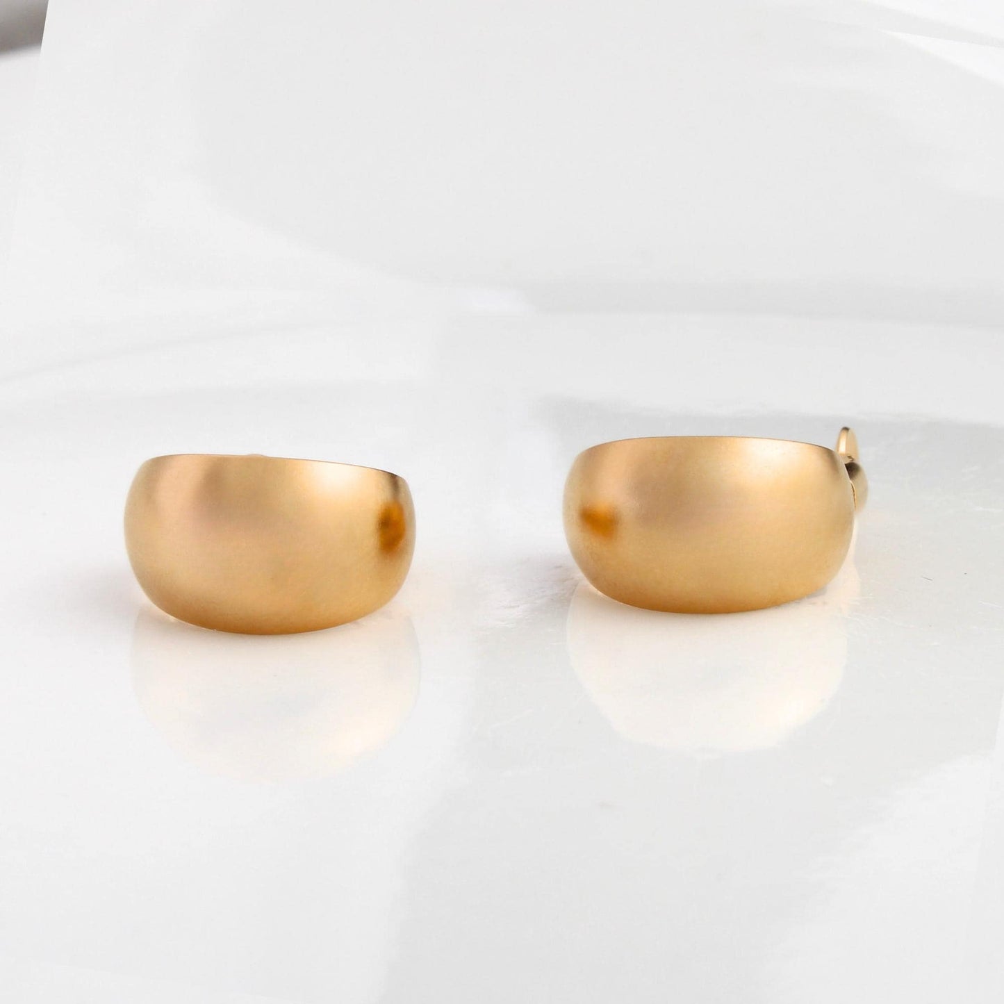 עגילי חישוק עבים זהב מט