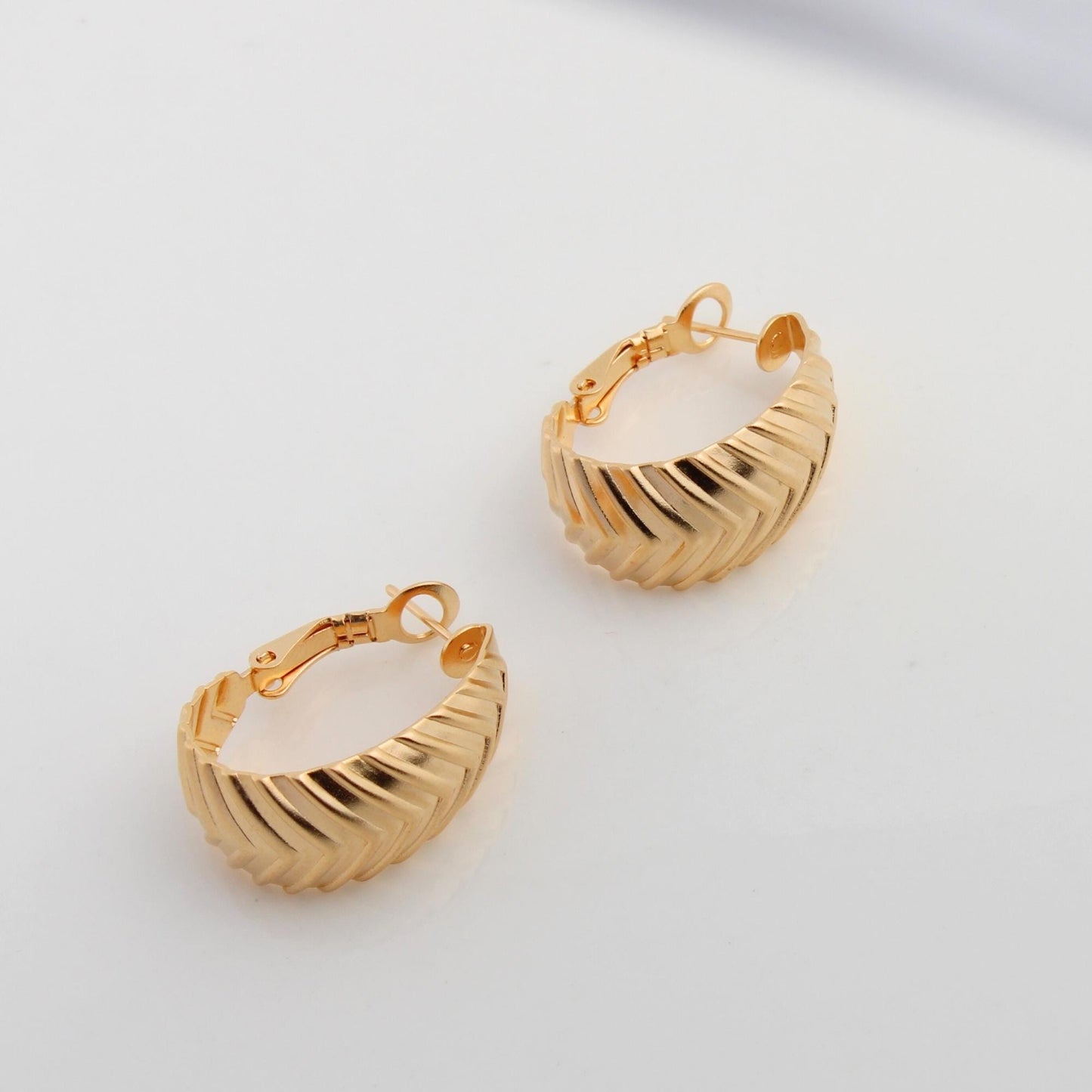 עגילים קלילים עם סוגר בטיחות