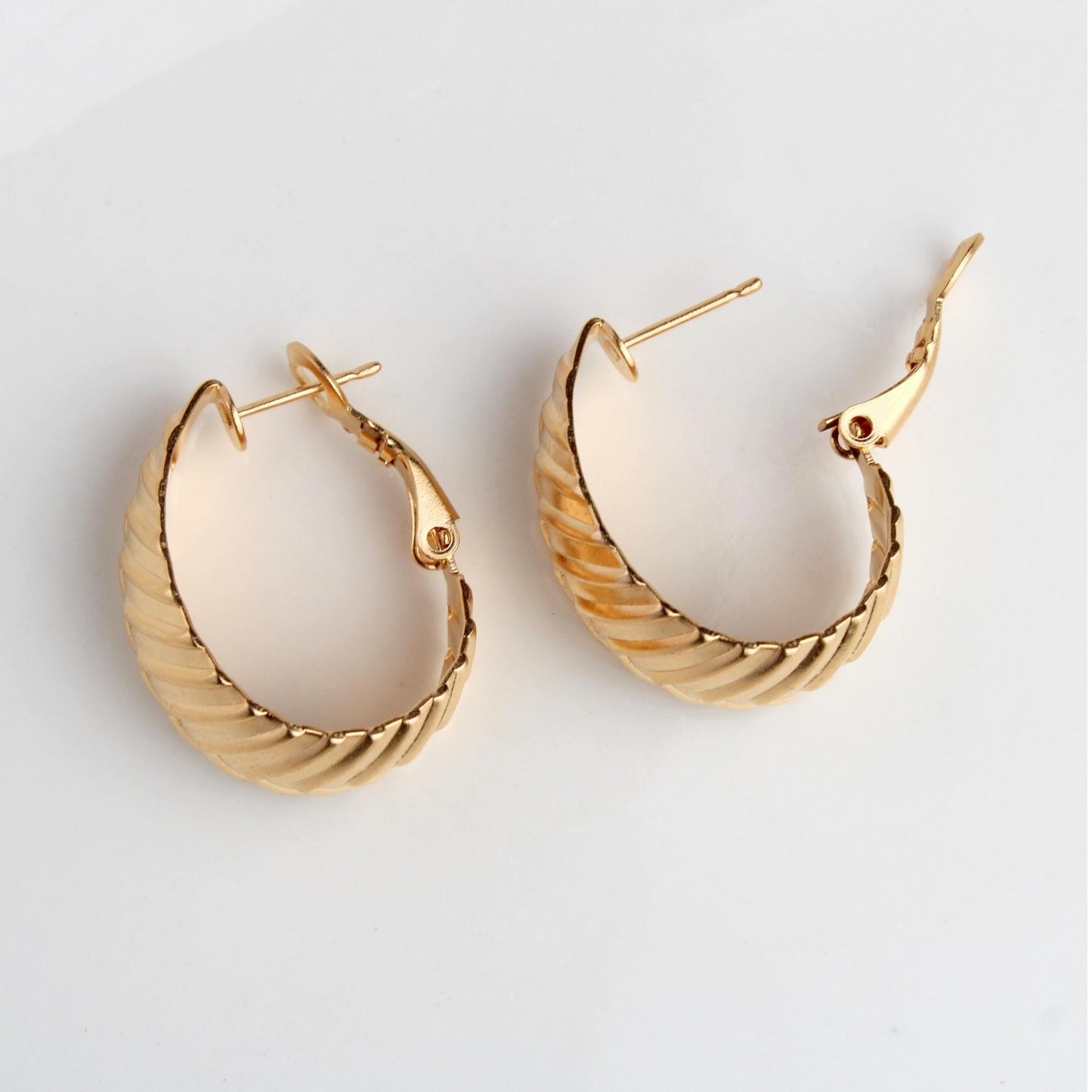 עגילים עבים מוזהבים בעיצוב ייחודי