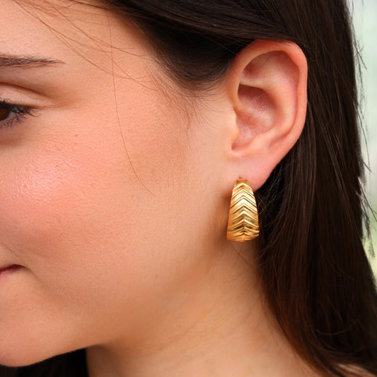 עגילי חישוק בציפוי זהב עם טקסטורת חצים