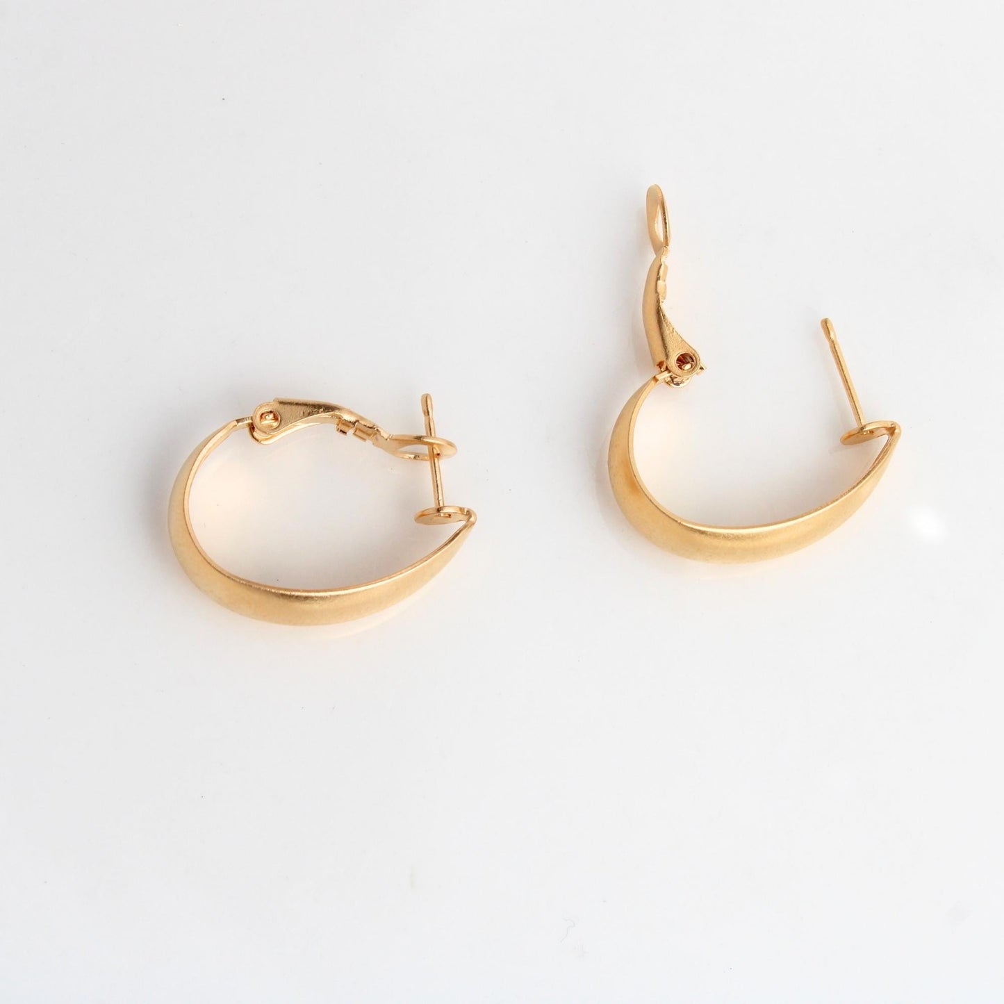 עגילי חישוק אובלים