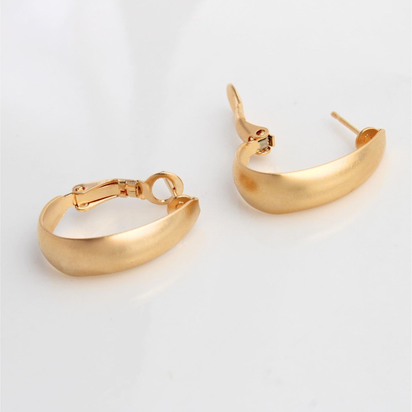 חישוק זהב עם סוגר בטיחות