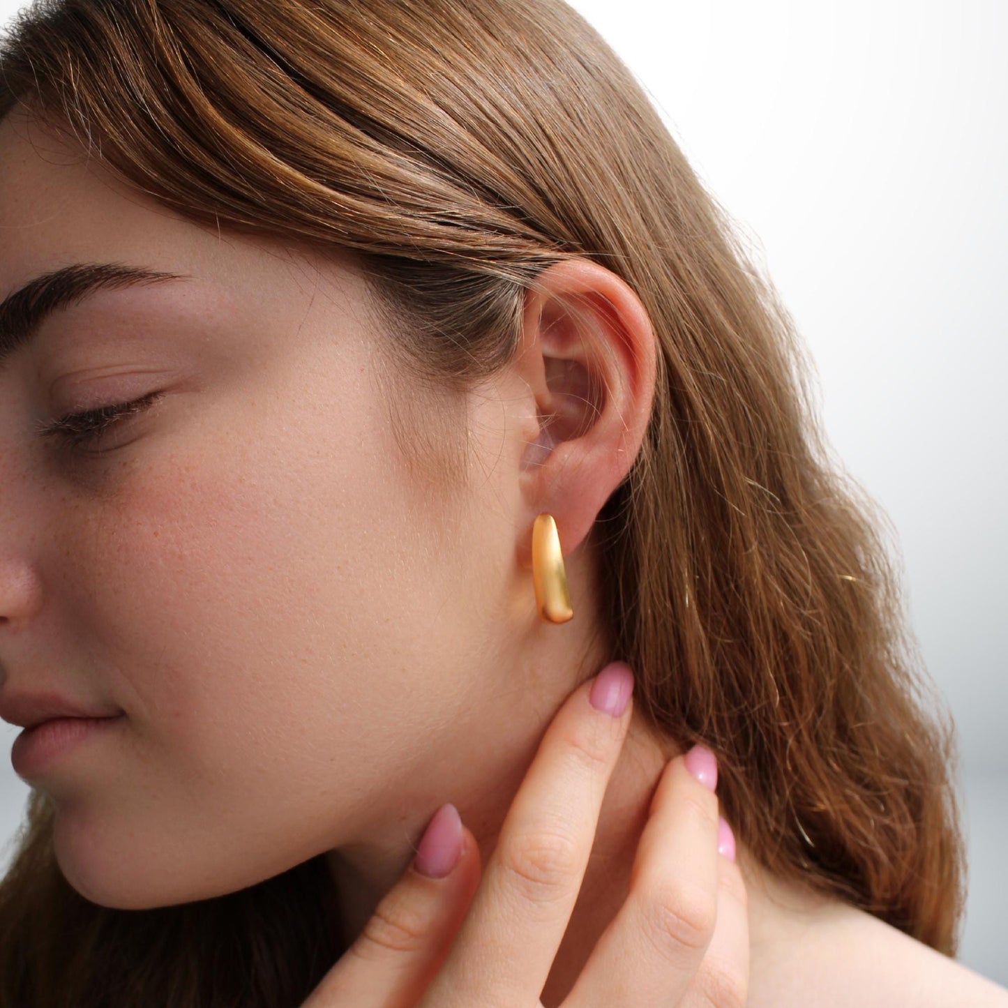 עגילים קלילים בציפוי זהב מט