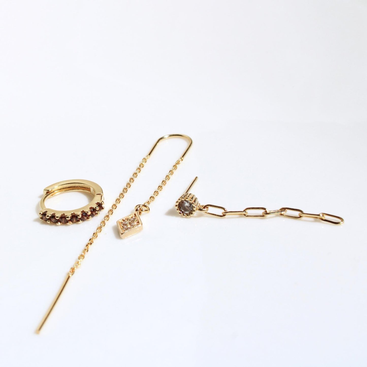 סט עגילים א-סימטריים בזהב רקע לבן – עיצוב מודרני בעבודת יד