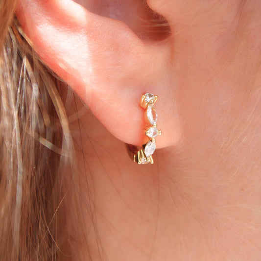 עגילי חישוק בציפוי זהב עם זירקון