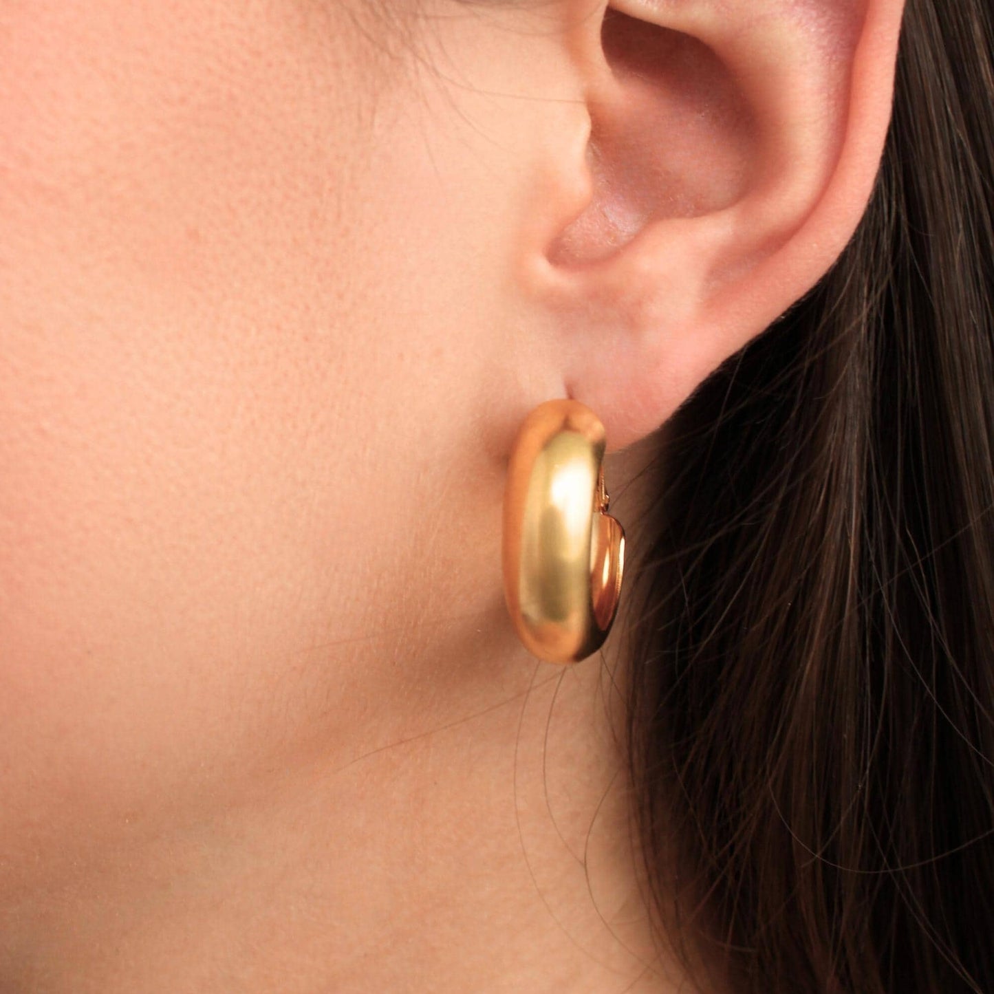 עגילים מוזהבים עגולים עם גימור מט