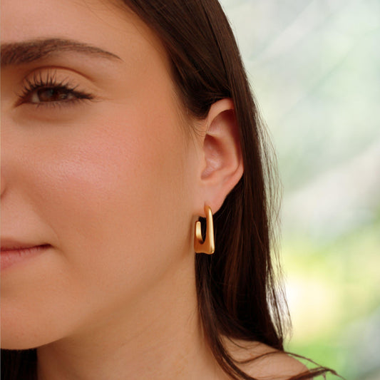 עגילי חישוק גאומטריים בציפוי זהב מט בעיצוב מודרני ייחודי לאישה