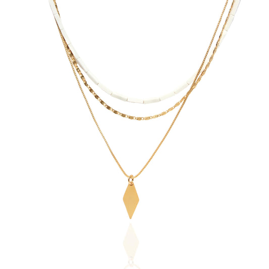 סט שרשראות בעיצוב שכבות עם תליון מעוין, חרוזים לבנים ושרשראות זהב דקות, מוצג על רקע לבן מינימליסטי