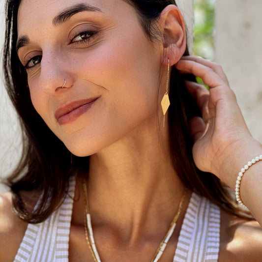 עגילי מעוין תלויים בציפוי זהב – עגילים ארוכים, קלילים ואלגנטיים