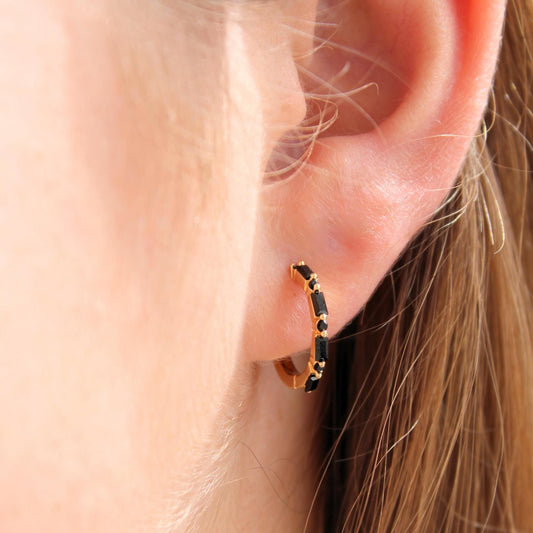 חישוק זהב בשיבוץ אבנים שחורות