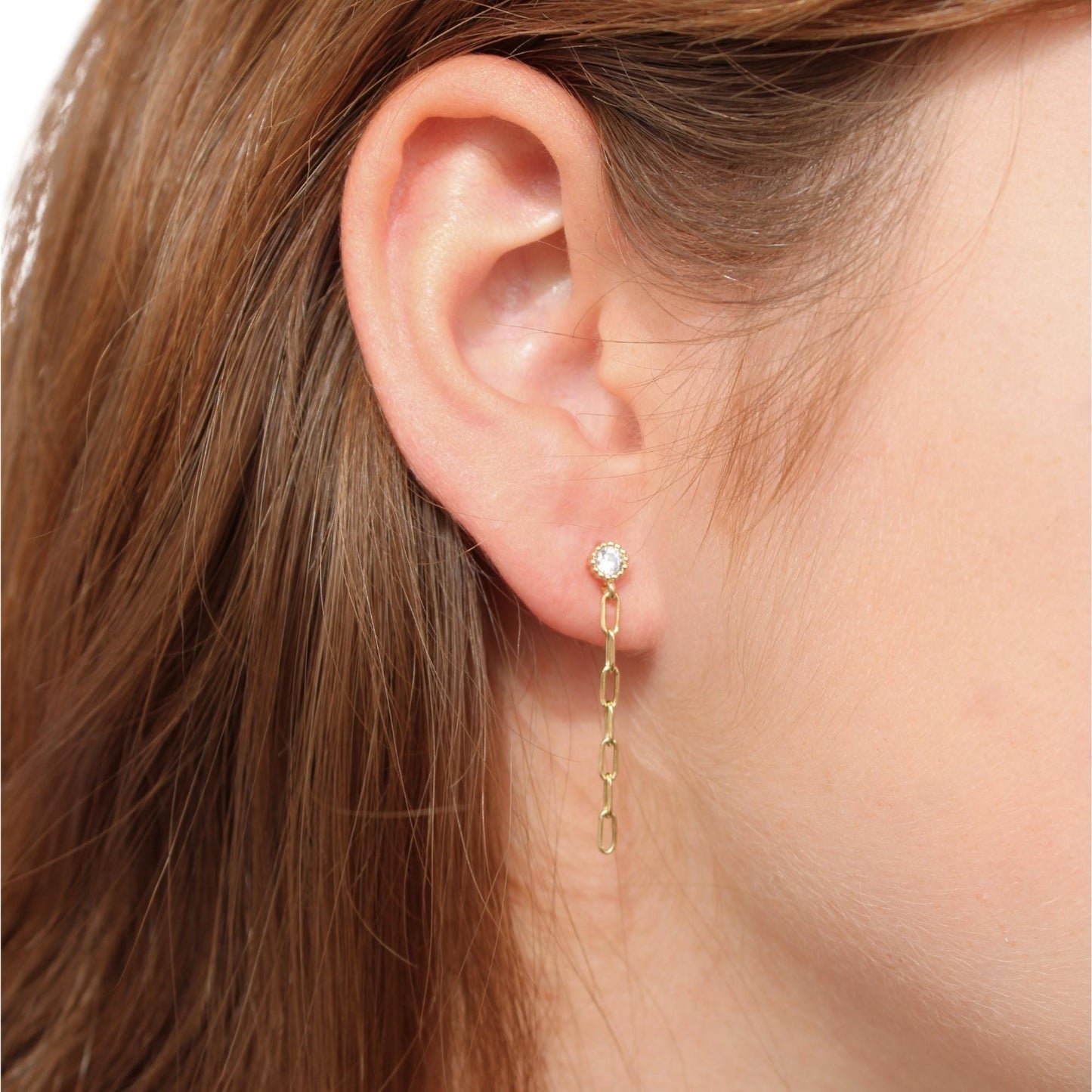 מראה טרנדי עם דוגמנית עונדת עגיל צמוד עם אבן שקופה