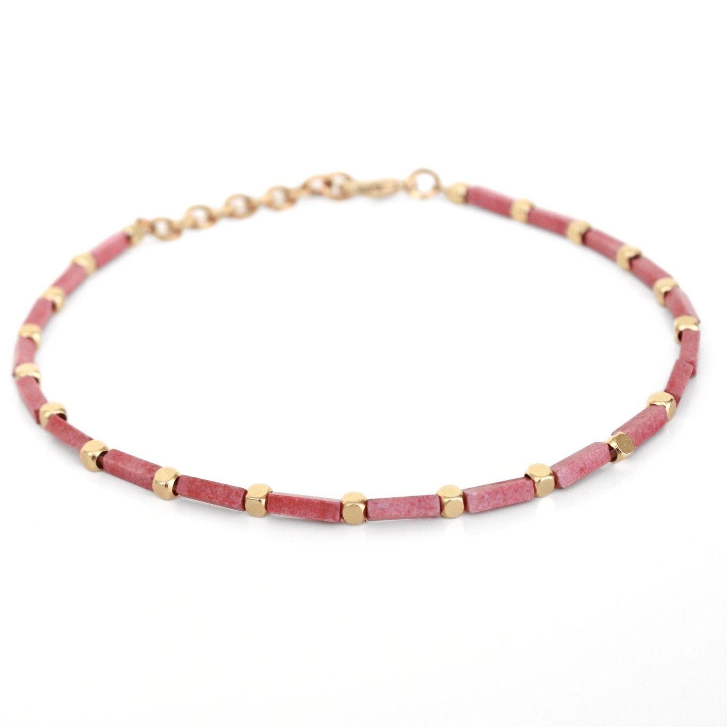 צמיד רגל ורוד ועדין עם חרוזי היולייט טבעיים וחרוזי זהב