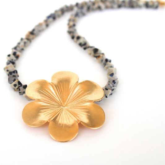 תליון פרח זהב 24 קראט עם חרוזים שחור לבן