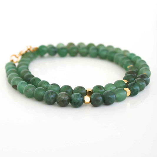 תקריב על חרוזי אוונטורין ירוקים עם חרוזי זהב - שרשרת אבני חן טבעיות