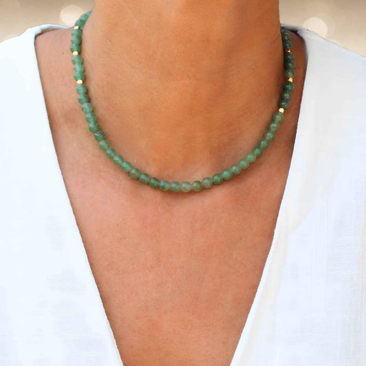 שרשרת אבני אוונטורין ירוקות על צוואר של אישה - תכשיט אלגנטי בעבודת יד