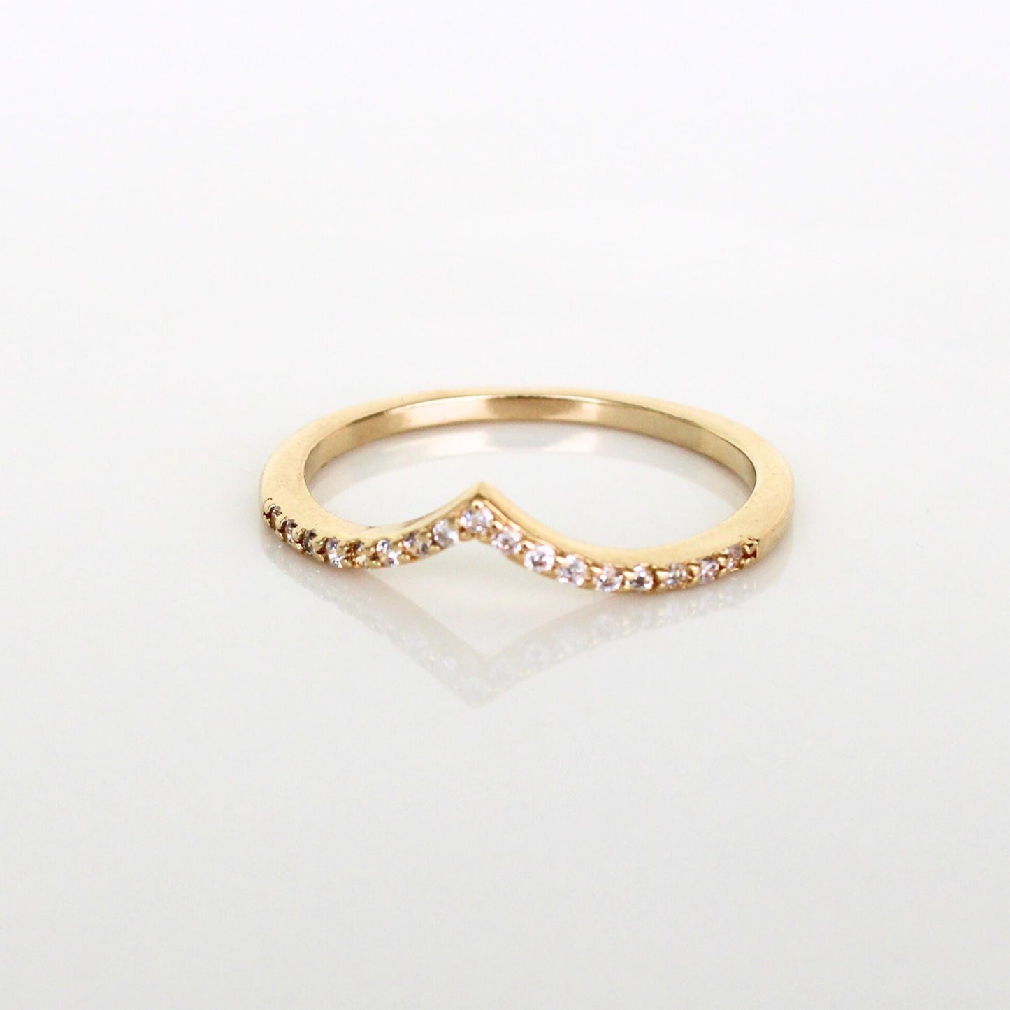 טבעות זהב משובצות בצורת וי