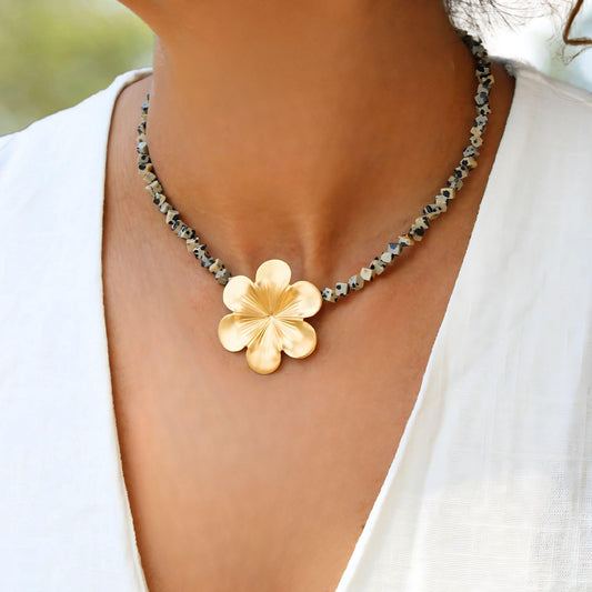 שרשרת אבנים דלמטיות עם תליון פרח מצופה זהב 24K על צוואר