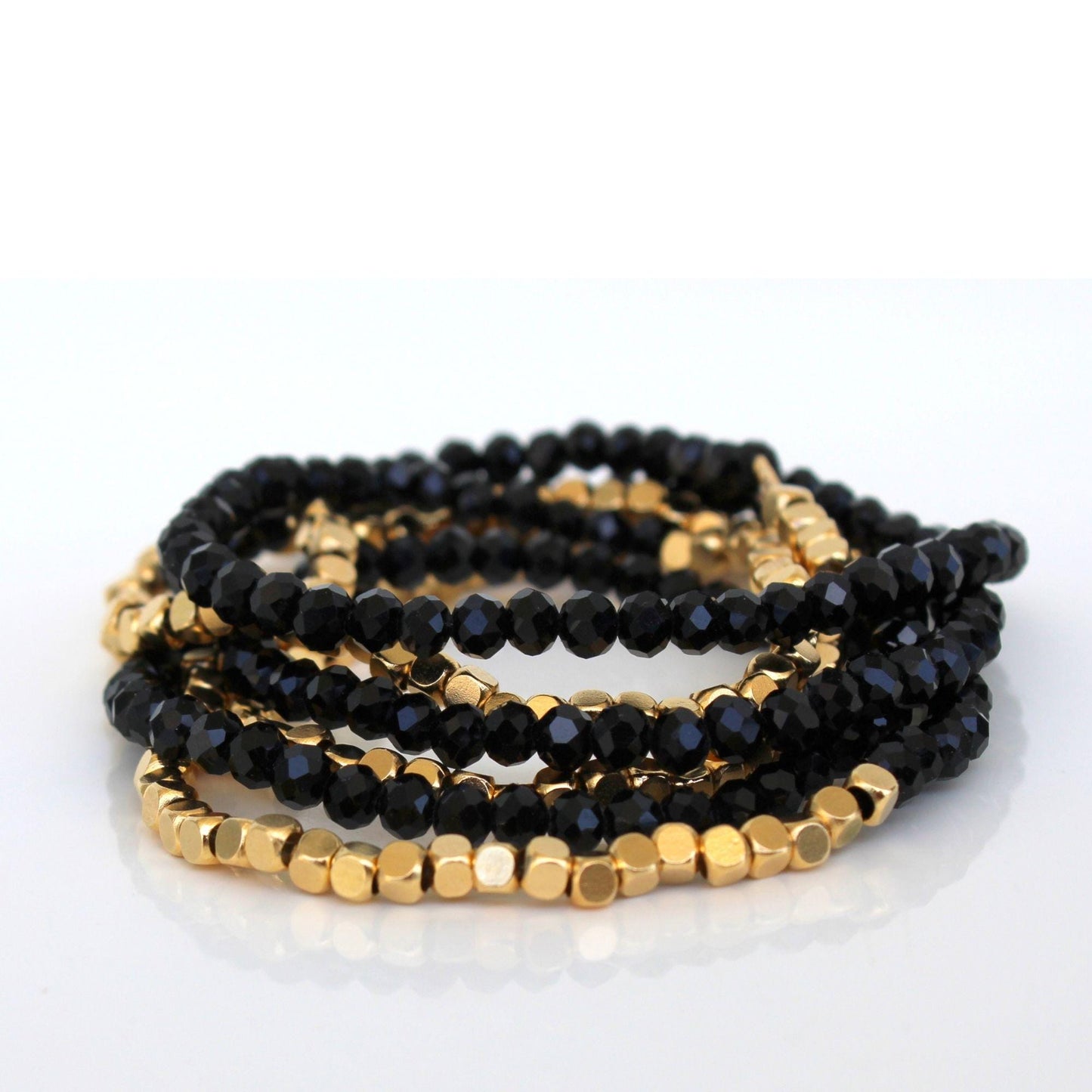 צמיד חרוזי קריסטל שחור וקוביות זהב