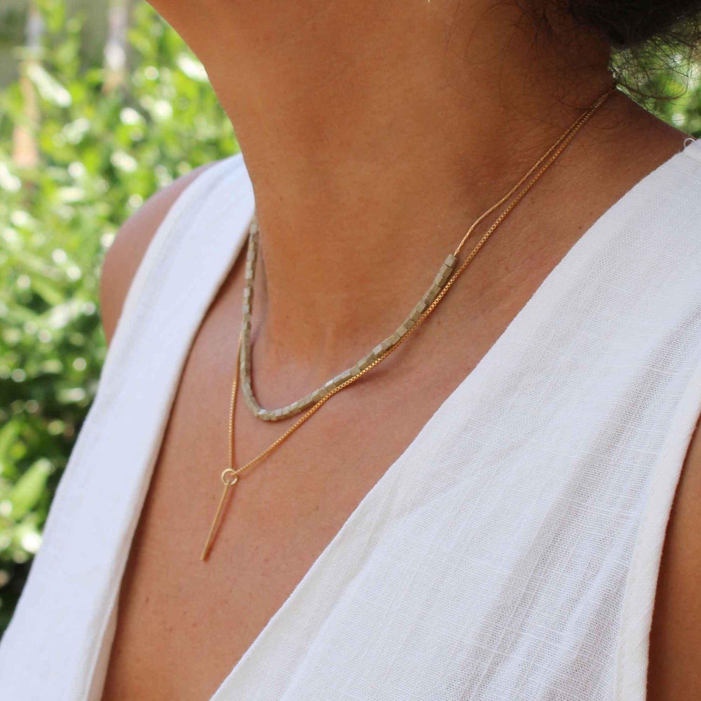 שרשרת אבנים וזהב בשתי שכבות מינימליסטית