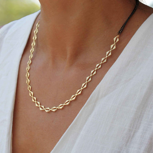 שרשרת בצבע זהב ושחור